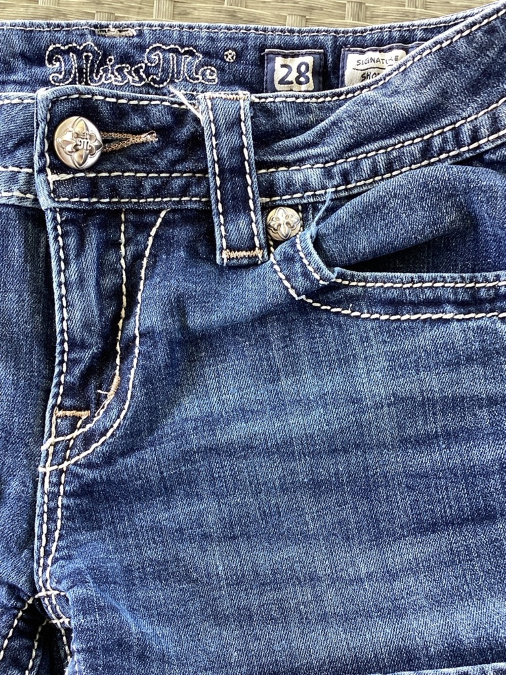 Miss Me Dark Blue Rolled Hem Denim Shorts Gorgeous Back Pockets Size 28 - Picture 4 of 11